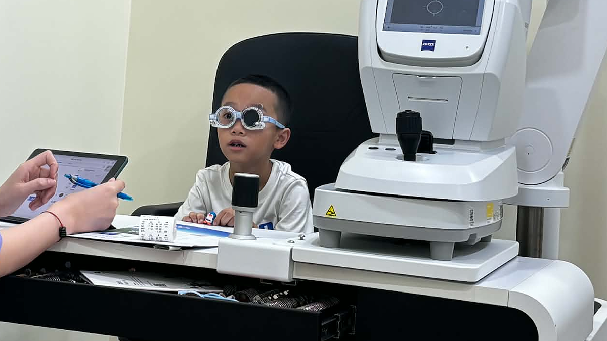 Đeo kính vẫn nhìn mờ do đâu?