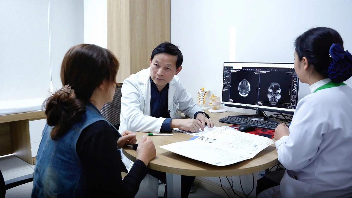 Phẫu thuật ít xâm lấn mở cơ hội điều trị bệnh cột sống