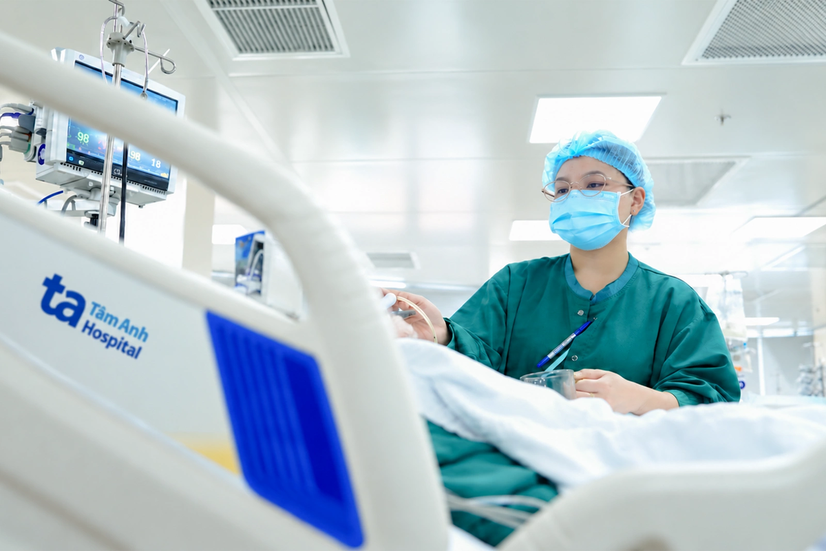 Sau cánh cửa phòng ICU