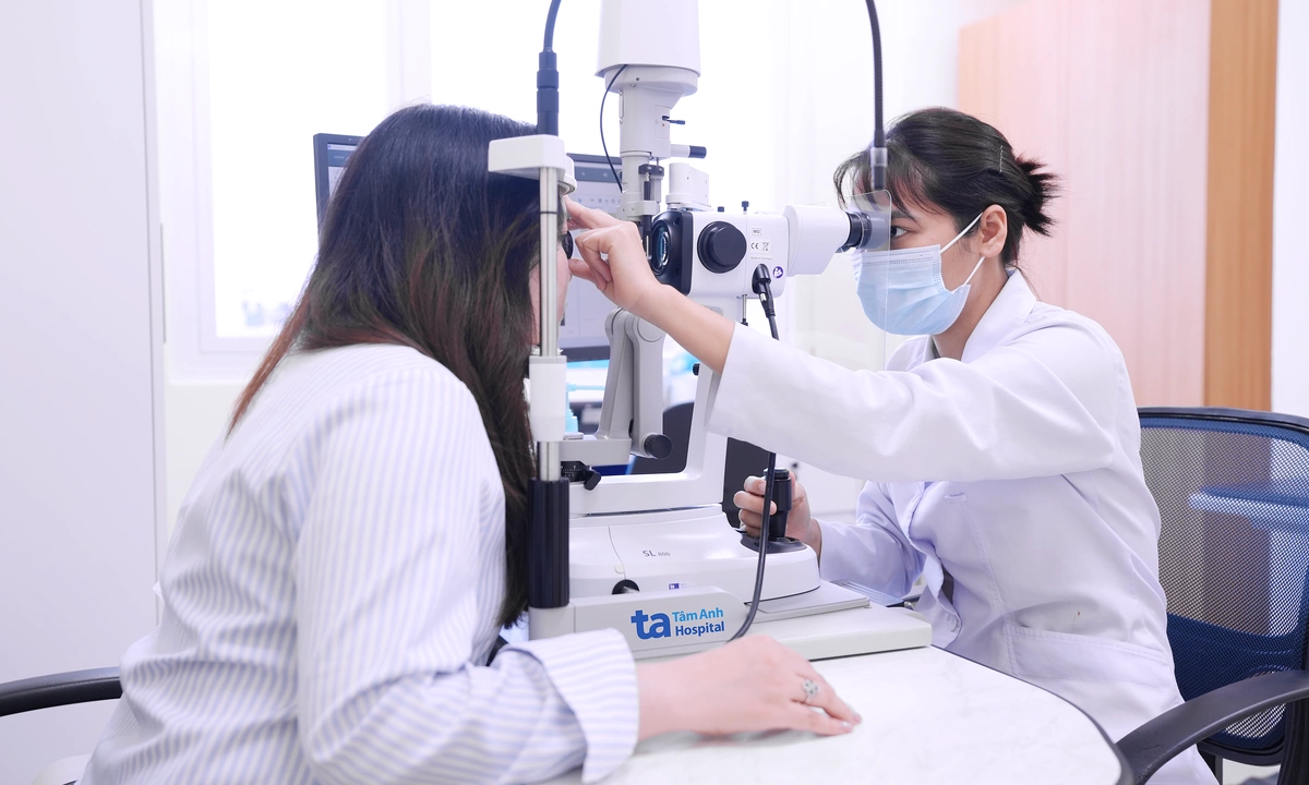 Trang điểm có hại mắt?