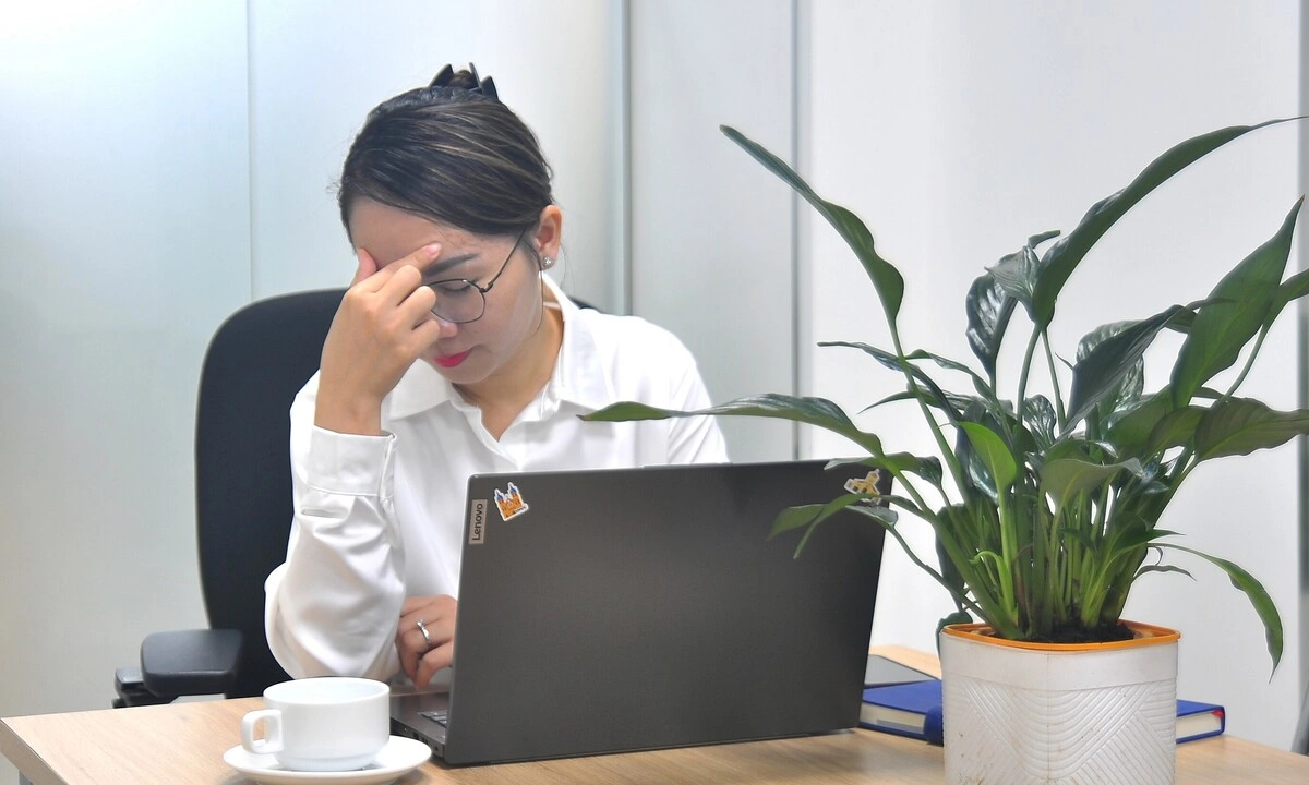 Vì sao phụ nữ dễ bốc hỏa sau tuổi 40?