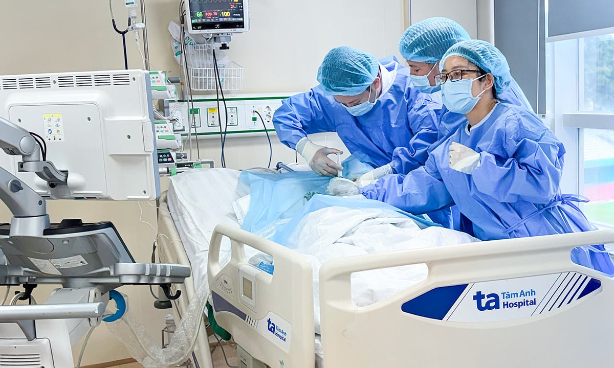 Người phụ nữ tràn dịch màng tim, phổi