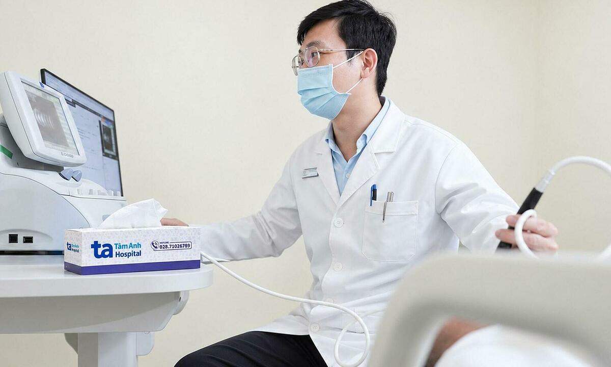 Bé 2 tuổi ung thư mắt do đột biến gene