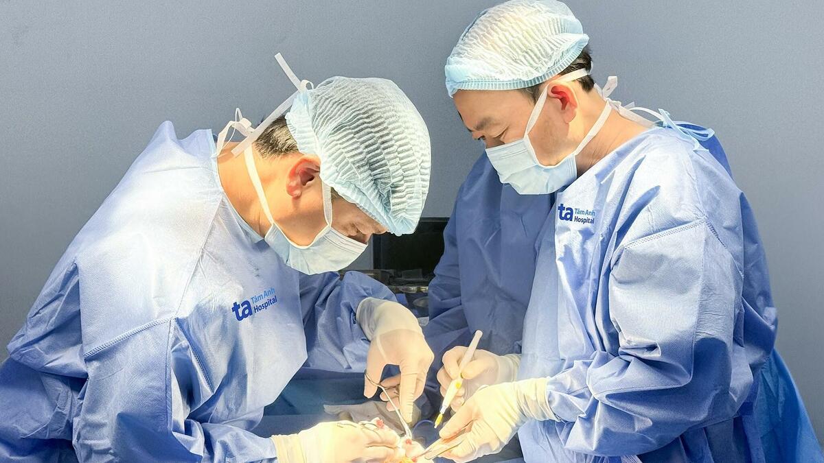 Gót chân bé trai nhiễm trùng sau kẹt vào bánh xe