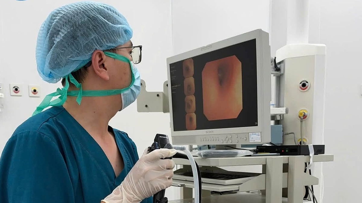 Đèn pin đang sạc bốc cháy khiến bé gái bỏng đường thở